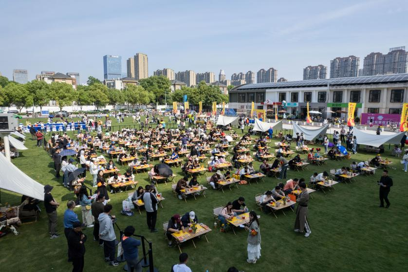 万人空巷！洽洽成功举办合肥首届嗑瓜子但不吃大赛