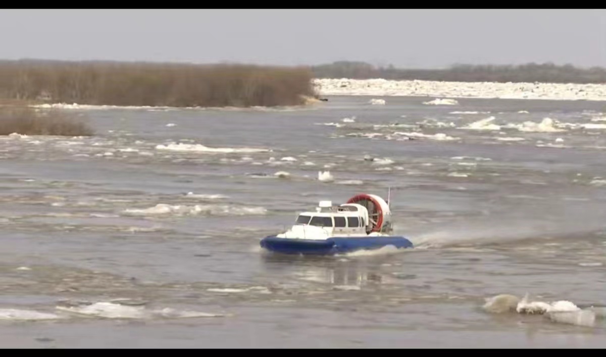 佳木斯抚远：船只被困流冰中 紧急救援解危难