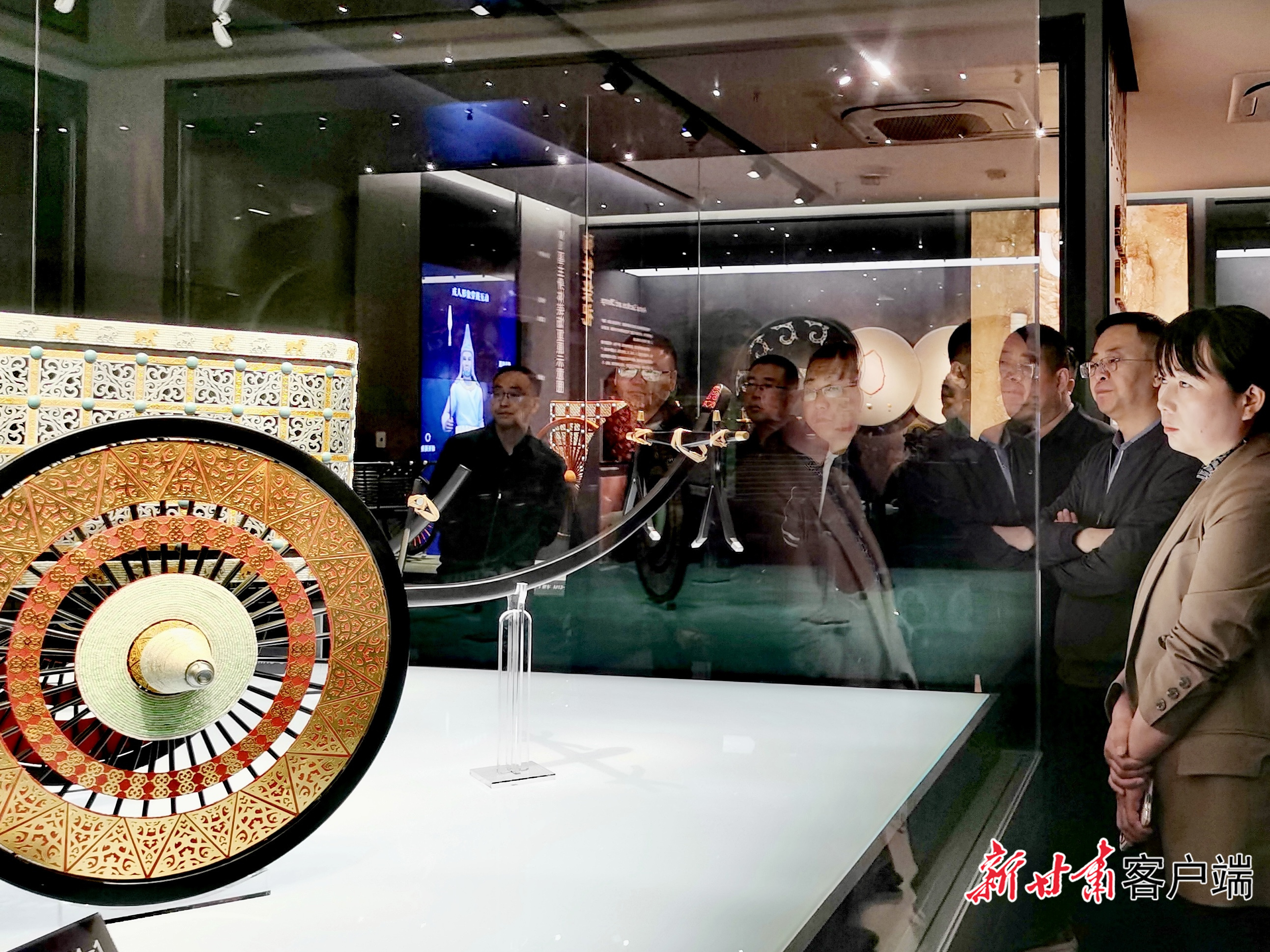 游客们在博物馆内参观复原战国车舆（马家塬车舆博物馆供图）