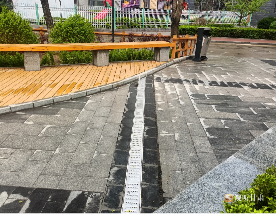 路面透水铺装解决了雨期积水问题,雨水沟能够有效收集周边雨水,避免雨水冲刷路面。