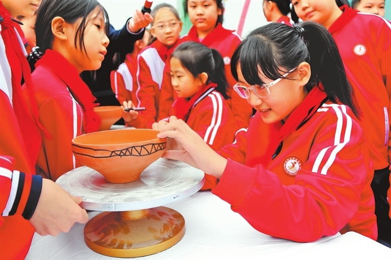 中小学生参加仰韶文化考古研学活动。赵婷/摄