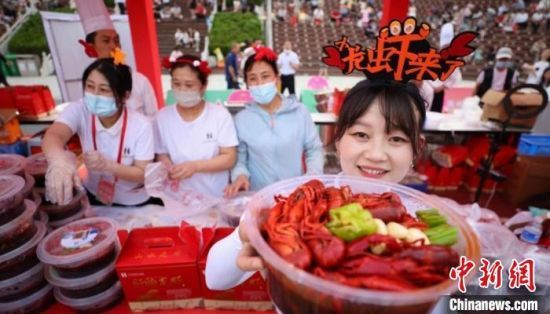 4月24日，中国·盱眙国际龙虾节在江苏盱眙启幕。　中新社记者 泱波 摄