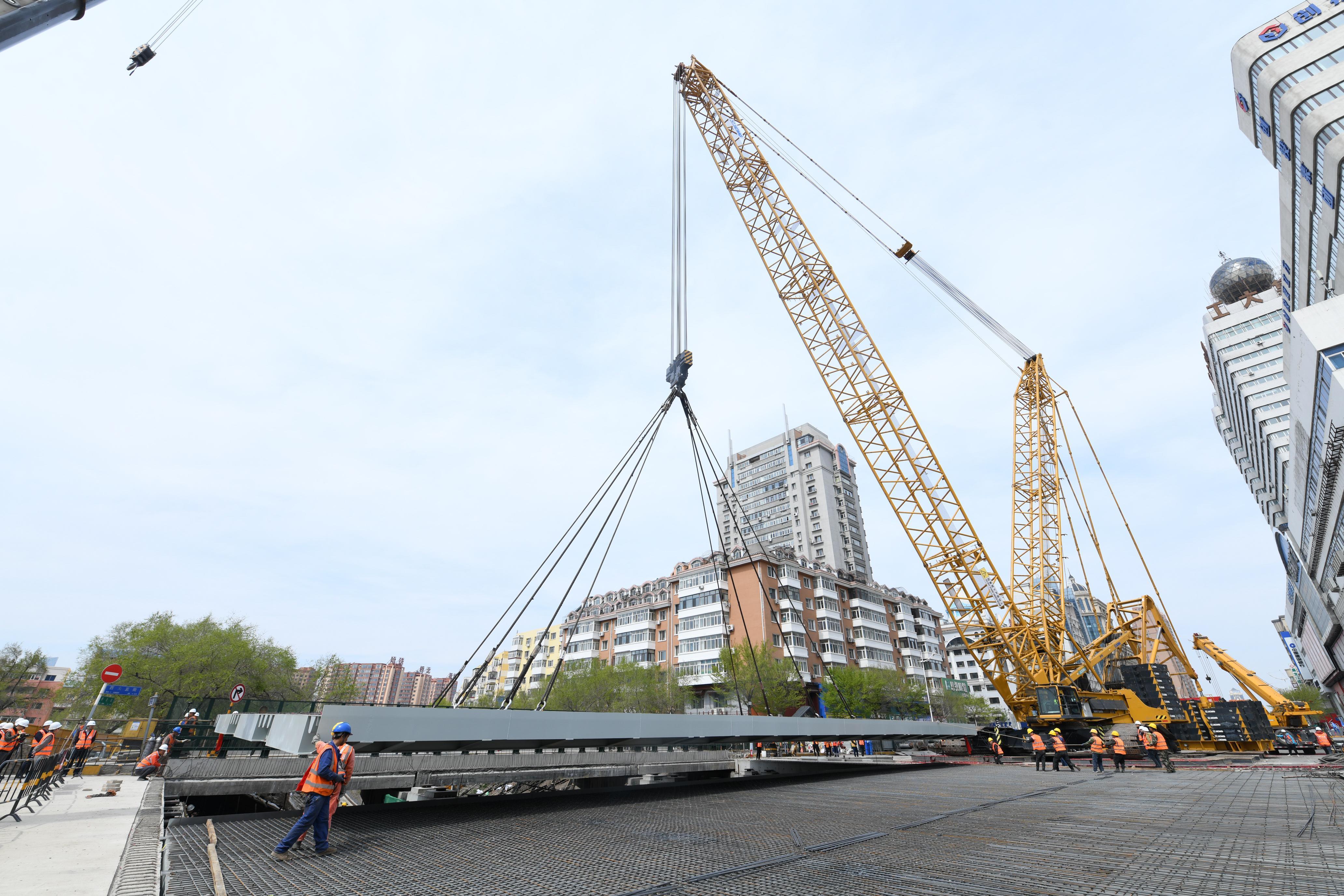 哈尔滨市西大桥218.4吨钢梁完成更换