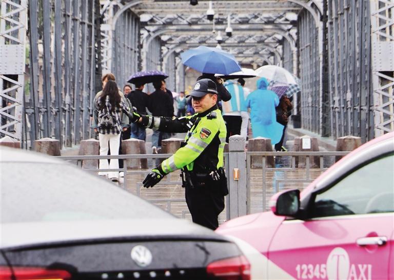 中山桥前交警指挥交通 葛强 摄