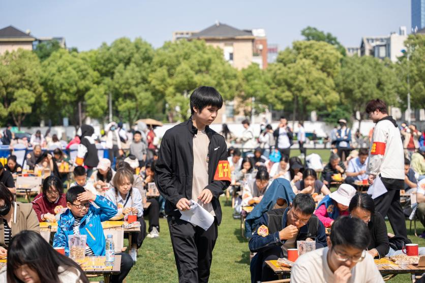万人空巷！洽洽成功举办合肥首届嗑瓜子但不吃大赛