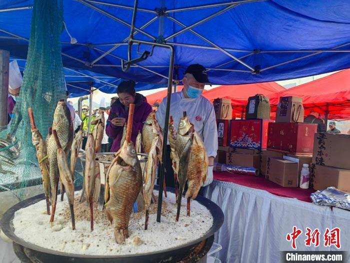 4月28日，吉林市松花湖开江鱼美食节旅游季拉开帷幕，厨师现场烹鱼吸引游客。　石洪宇 摄