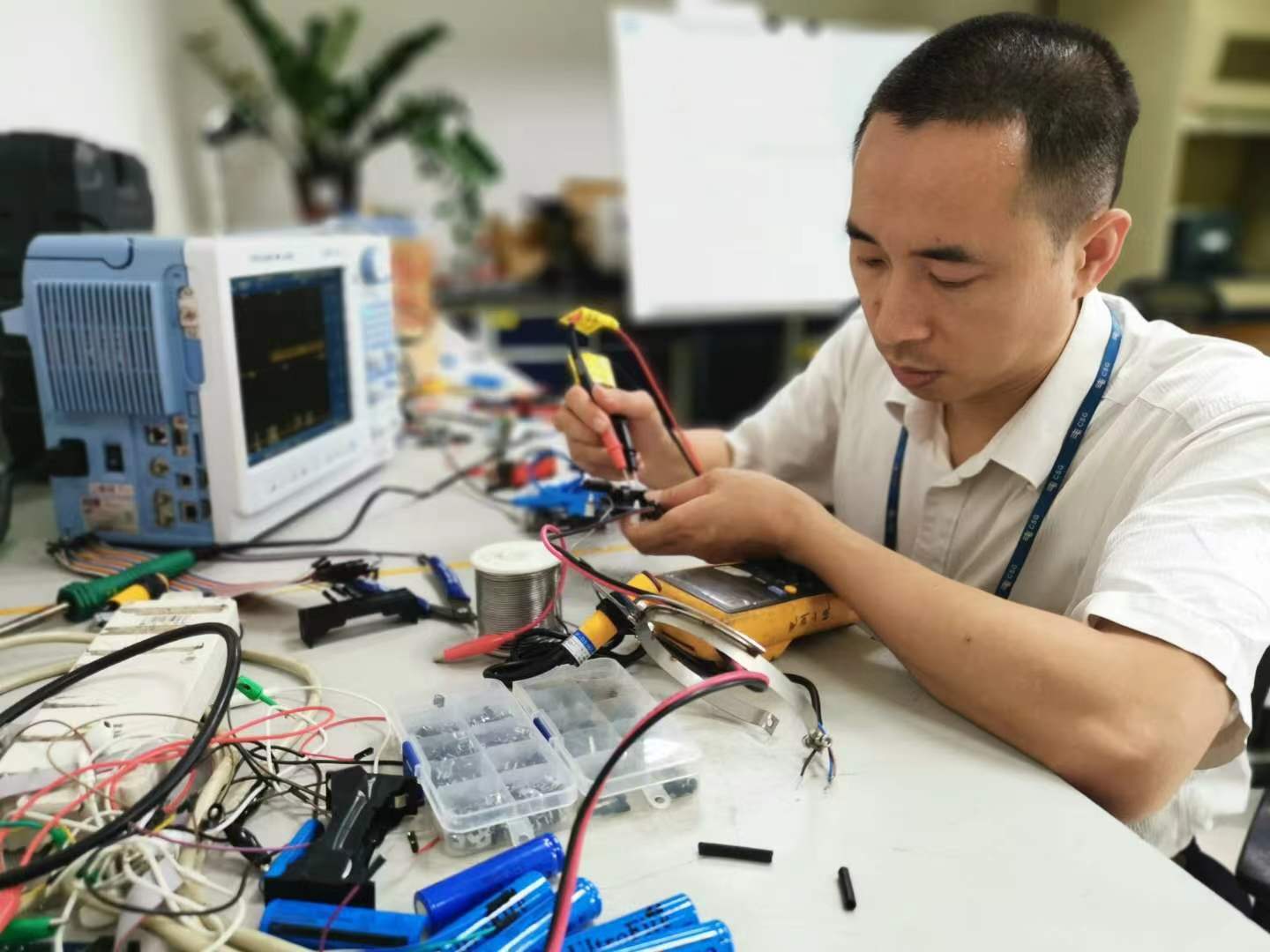 李国伟在专家工作室开展创新研究(李慧 摄)