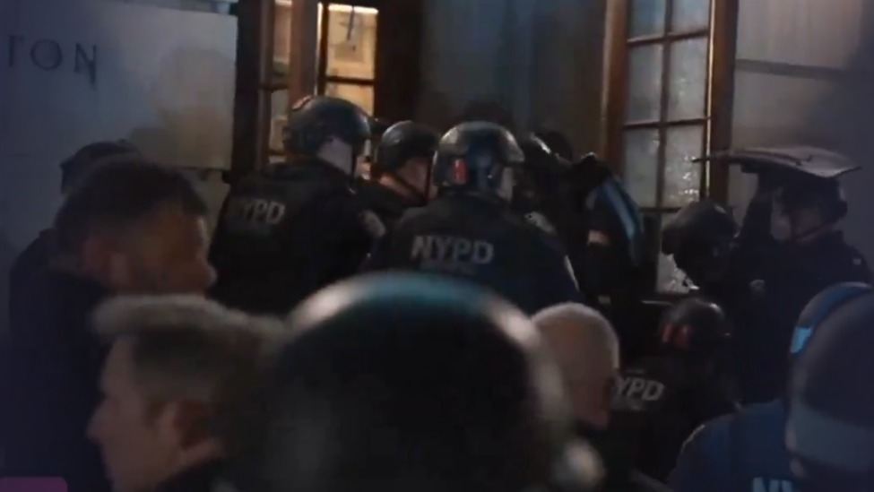 纽约警察爬窗进入哥大教学楼，数十名示威者被捕