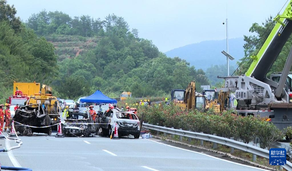 5月1日，救援力量在广东梅大高速路面塌方事故现场开展紧急救援。
