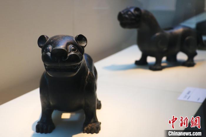 5月1日,“淮南地区出土楚文物特展”在安徽省淮南市博物馆开展。图为武王墩墓出土文物——“阜平君”铭铜虎座。中新社记者张强摄