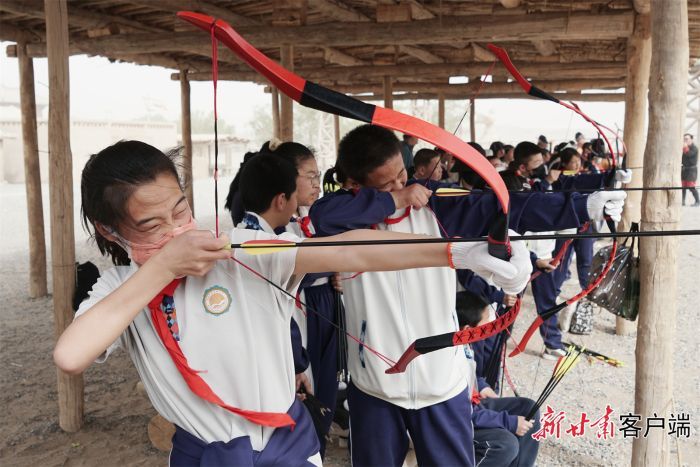 研学学生在敦煌阳关景区体验校场射箭