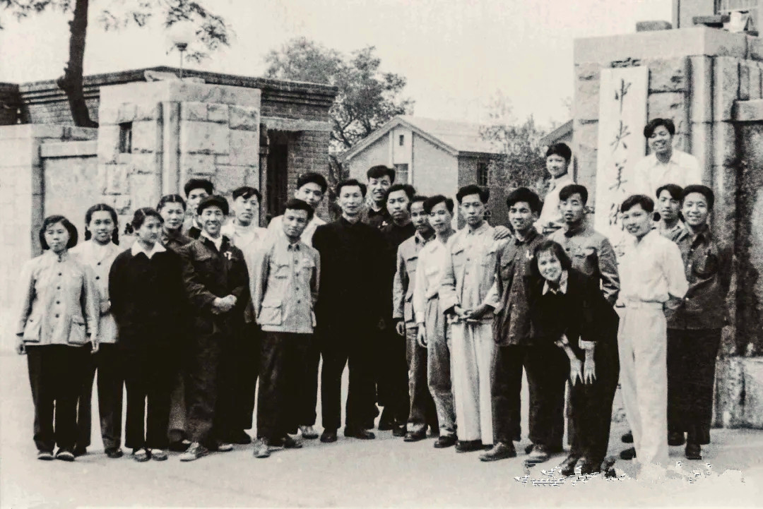 董希文与中央美术学院的学生们在一起