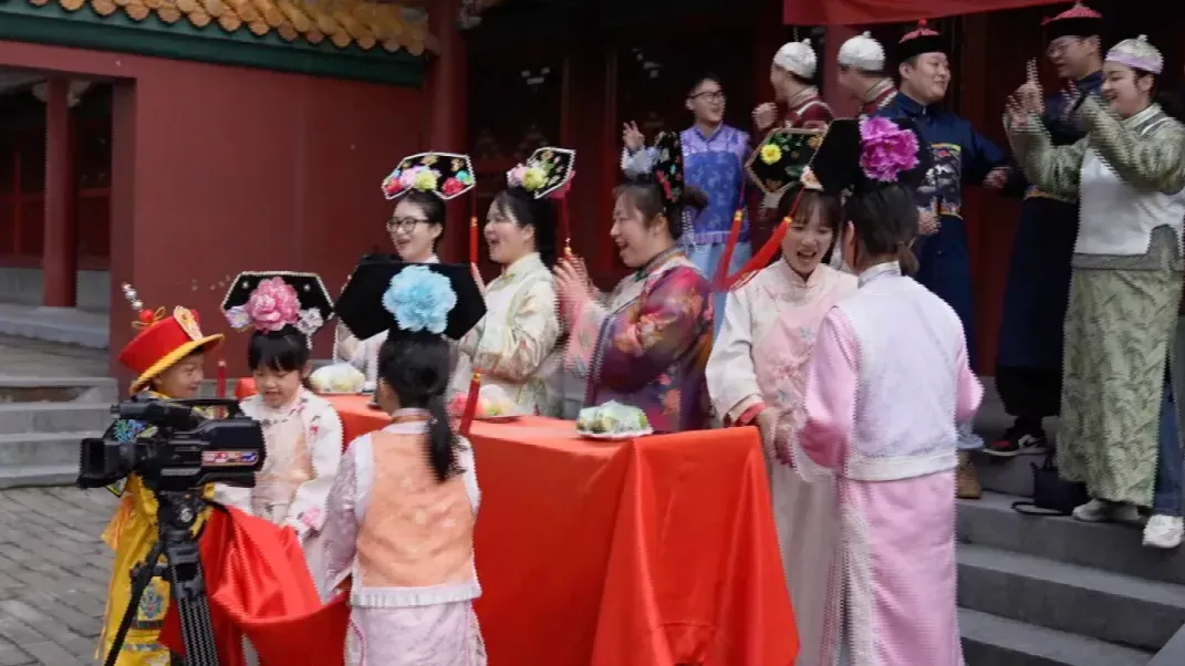 情节单刀直入，让人欲罢不能，微短剧的忠实付费人70%来自中低收入人群？