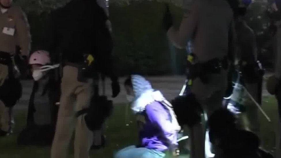 凤凰直击|美警方全副武装清场UCLA校园，有示威女生被反绑跪地