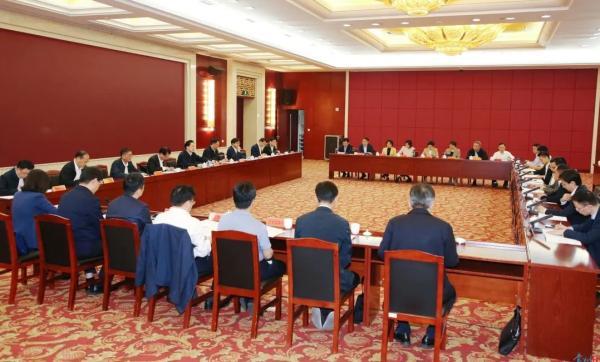 4月26日，常州市委书记陈金虎主持召开“锻造新质生产力、催生发展新动能”第三场专题座谈会，聚焦未来产业培育。常州日报 图