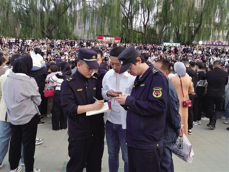 演出人员向大景区工作人员了解演出细节要求 王潇旋 摄