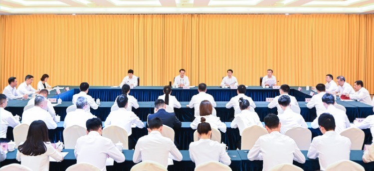 4月28日下午，市委书记袁家军主持召开青年代表座谈会。记者 苏思 摄