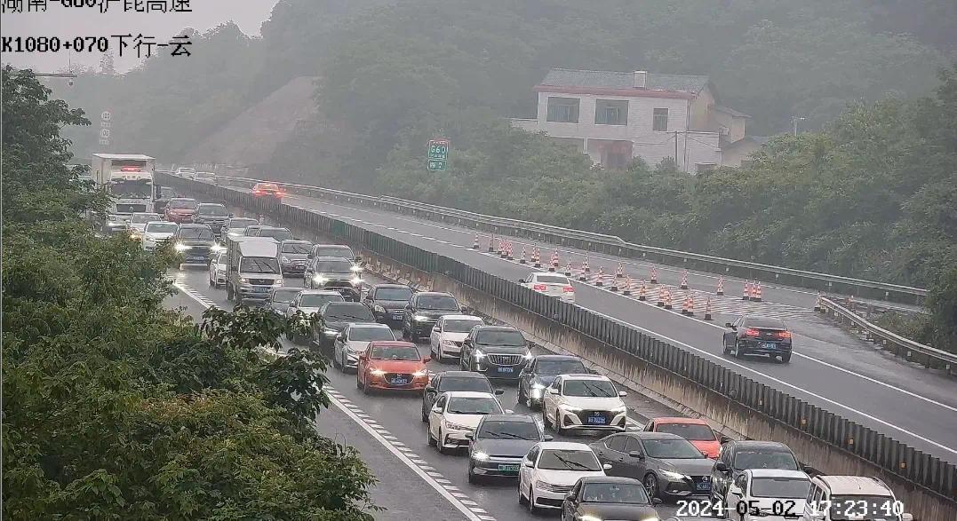 湖南省内部分高速公路路段出行下雨缓行。