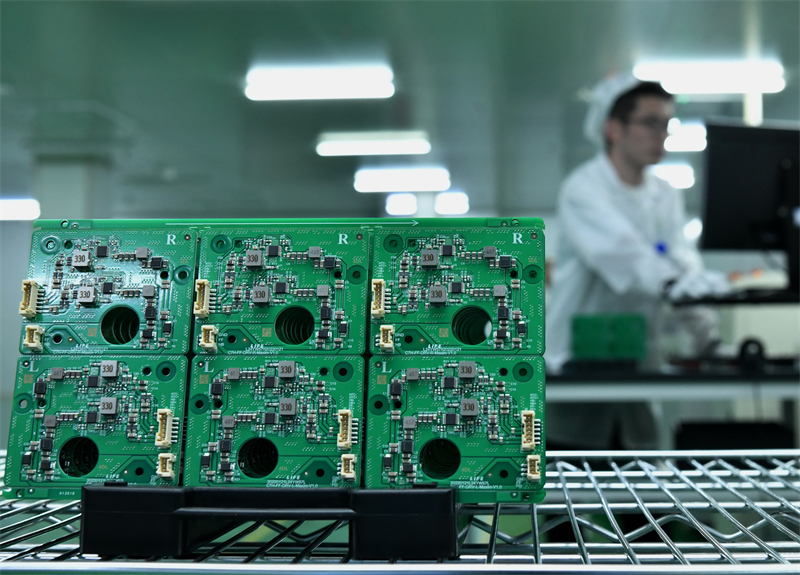 4月28日，工人在河北省献县一家汽车照明设备企业的生产车间工作。新华社记者 杨世尧 摄