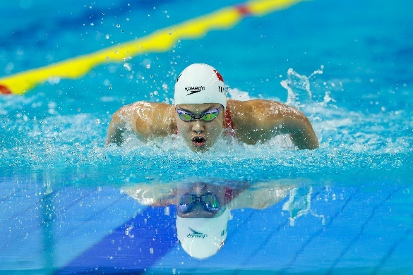 游泳奥运冠军李冰洁（左图），游泳世界冠军余依婷（右图）