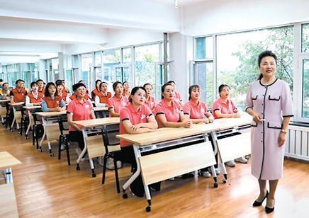 宋艾芳给家政人员培训（资料图）