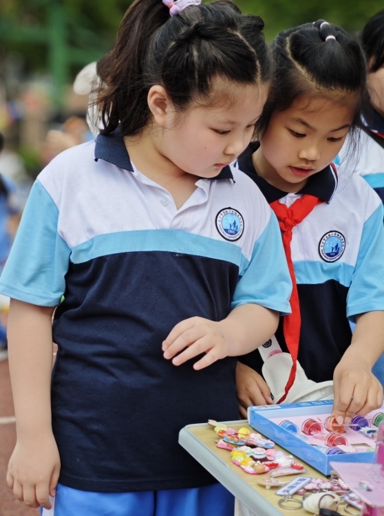 长沙市实验小学梅溪湖学校举办2024年“学雷锋”爱心义卖活动