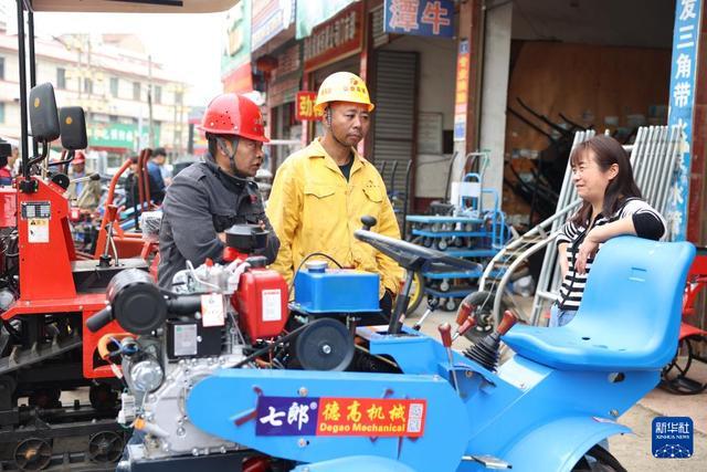 4月24日，顾客在湖南省双峰县农机销售市场选购小型农机。新华社记者 程济安 摄
