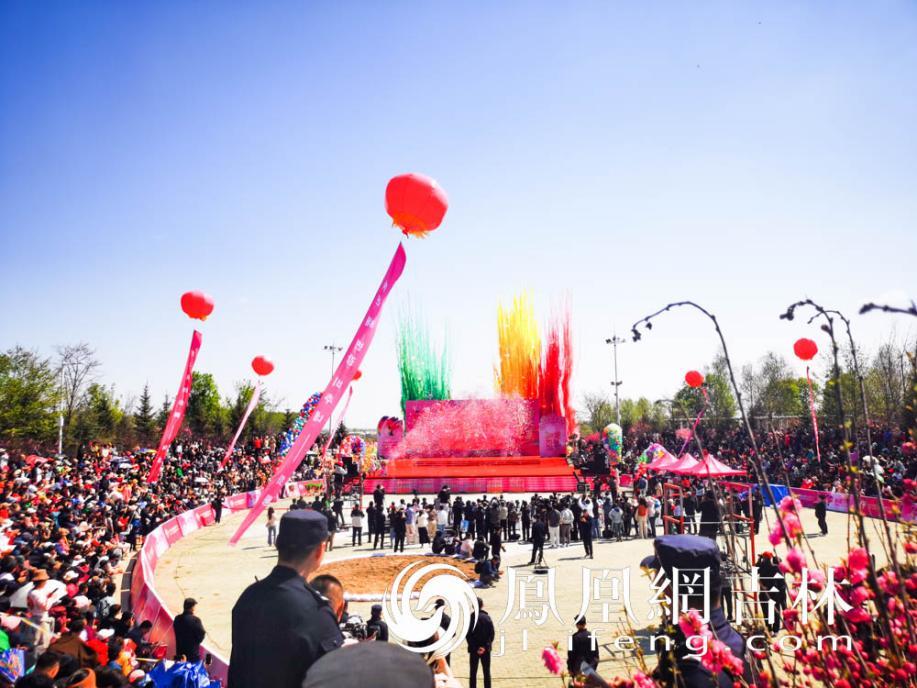 和龙市第十四届金达莱文化旅游开幕式现场。