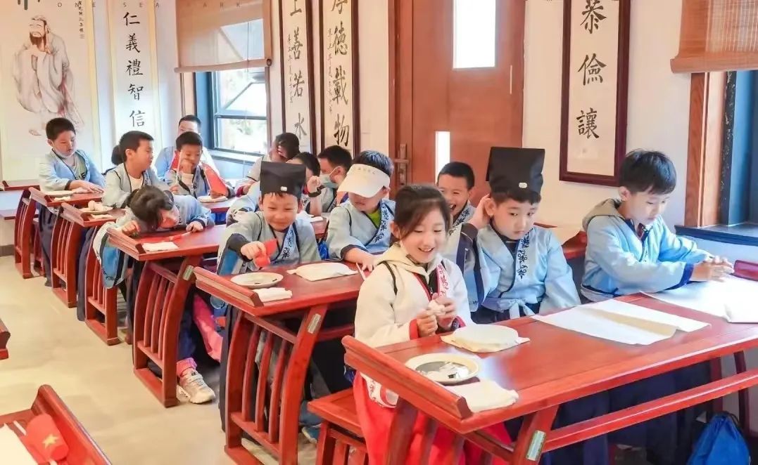 孩子们在青岛琅琊台景区的“琅琊学堂”学习古法“拓片”传统技艺