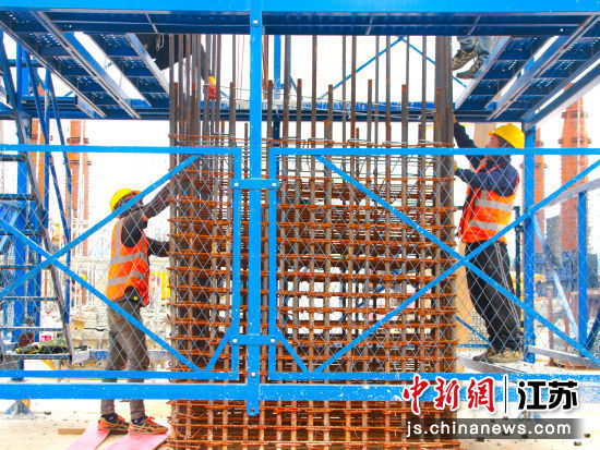 中铁四局宁马城际铁路滨江车辆段项目工人进行结构柱钢筋捆扎。王硕 摄