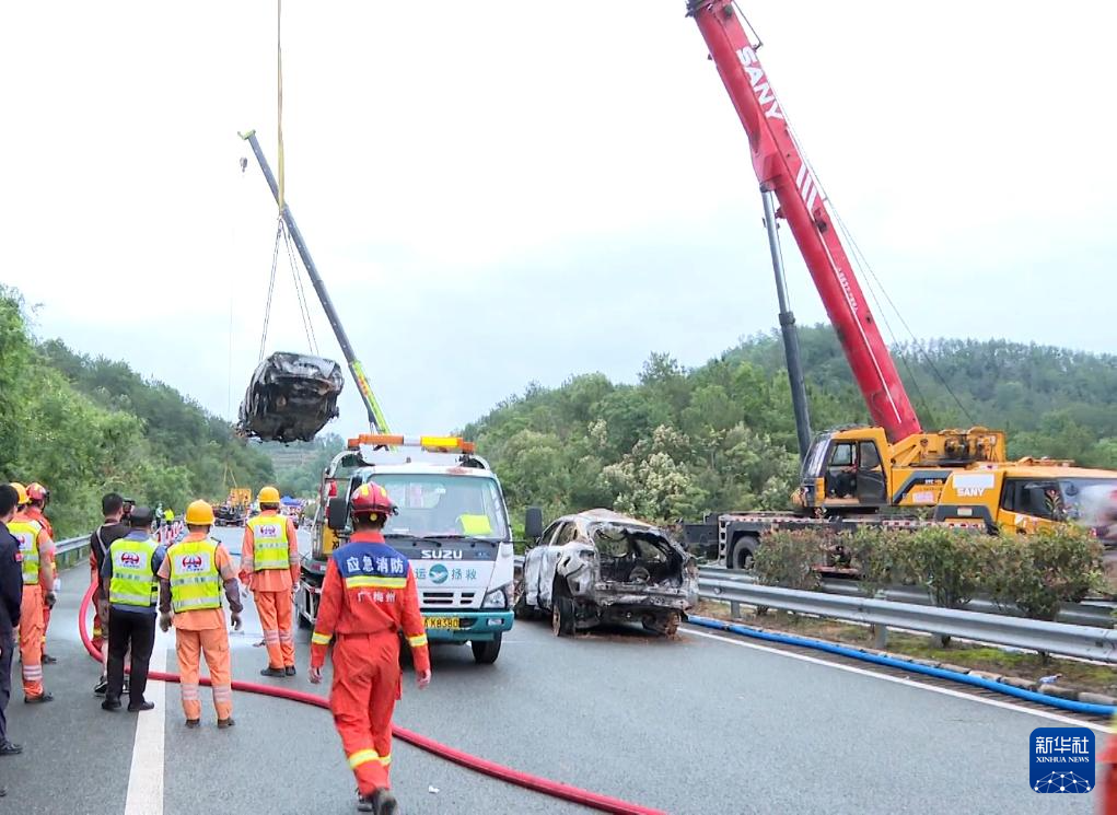 5月1日，救援力量在广东梅大高速路面塌方事故现场开展紧急救援。