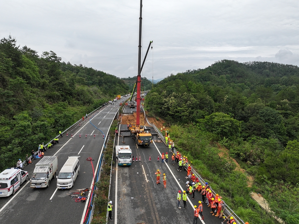 2024年5月1日凌晨，广东梅州市大埔县的梅大高速茶阳路段发生一处路面塌方，救援力量紧急展开救援。视觉中国 图