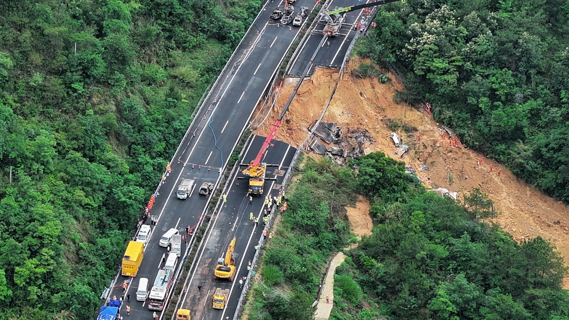 广东梅大高速路面塌陷致24人死亡，应急管理部已派工作组赶赴现场