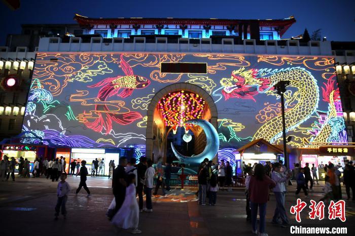 5月2日，在山东临沂新琅琊不夜街区，游客接踵而至。　孙磊 摄