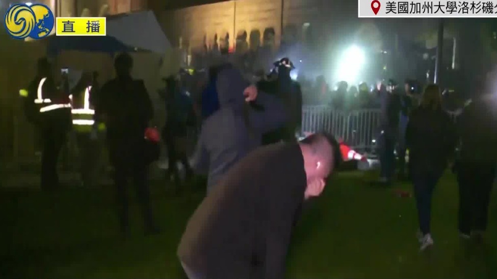 美警方向示威学生发射大量催泪瓦斯弹，记者被呛到咳嗽不断