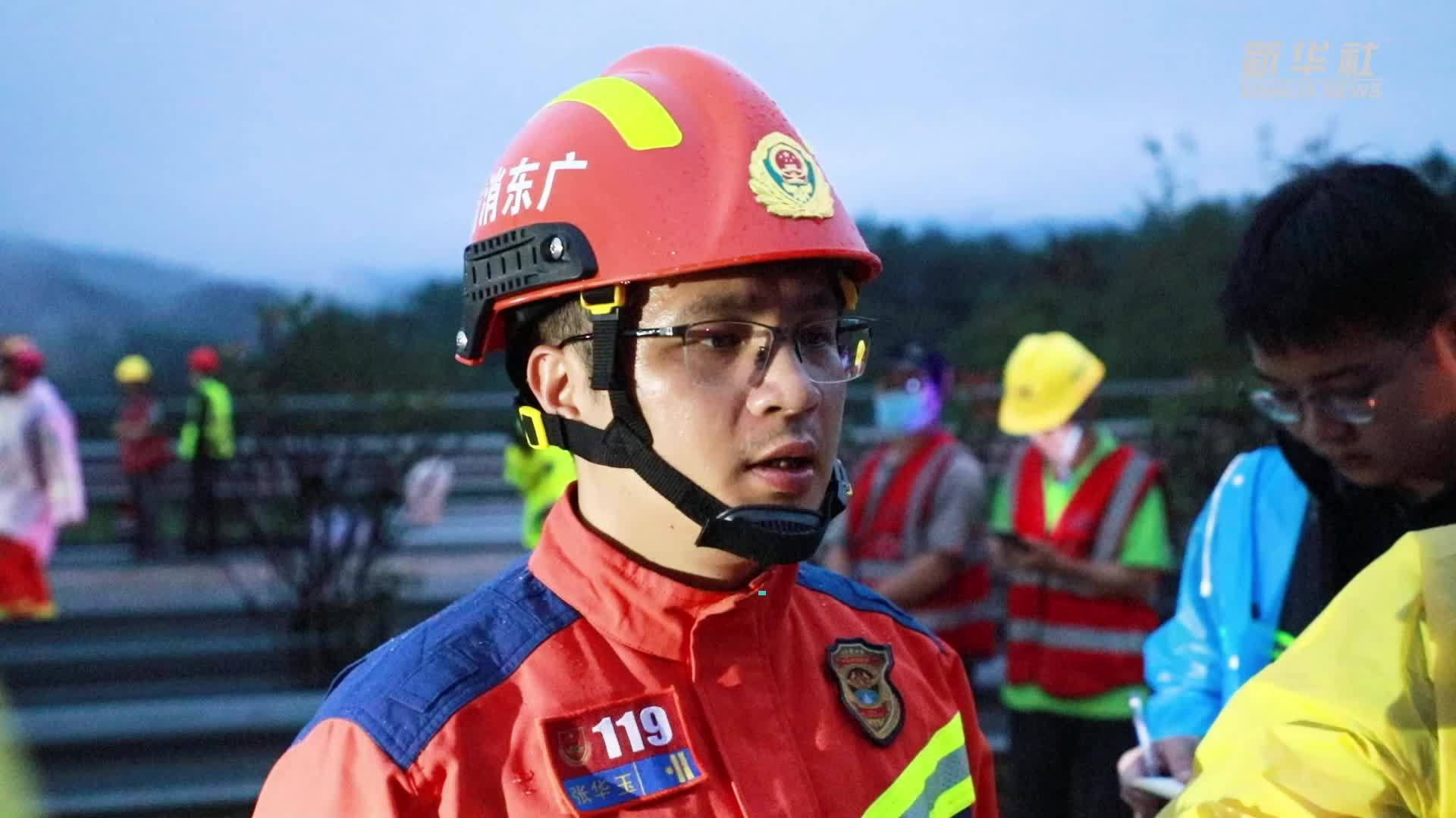 梅大高速路面塌方现场：夜晚救援仍在继续