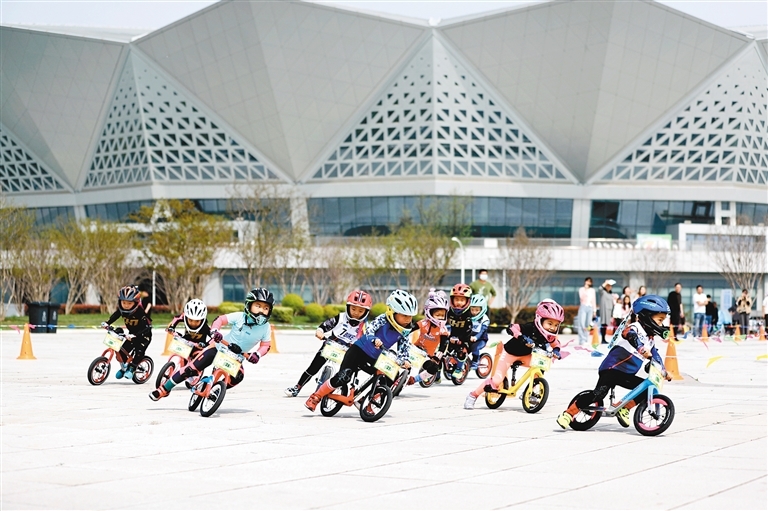 4月6日，众多小轮车“骑手”在西安奥体中心一展风采。陕西日报记者 肖阳熠 摄