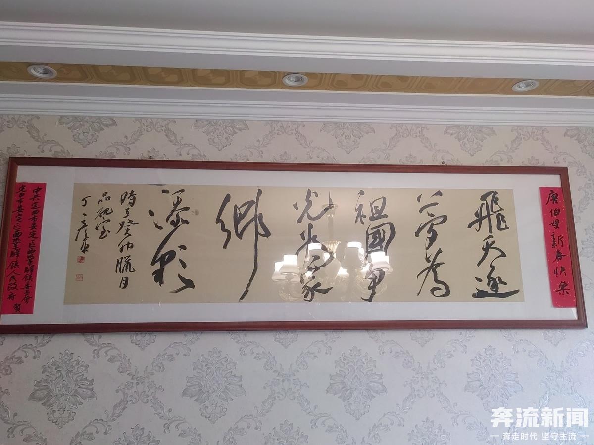 ▲当地政府送给唐胜杰妈妈的书画