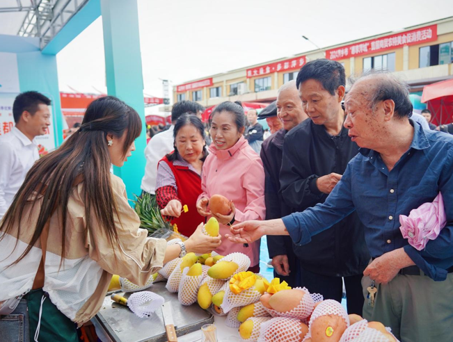 市民到展位前咨询、品尝、购买