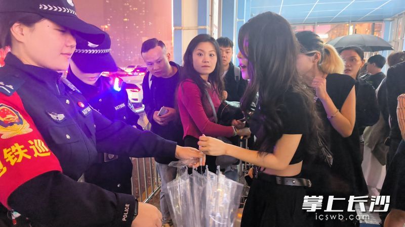 民辅警给游客发伞。