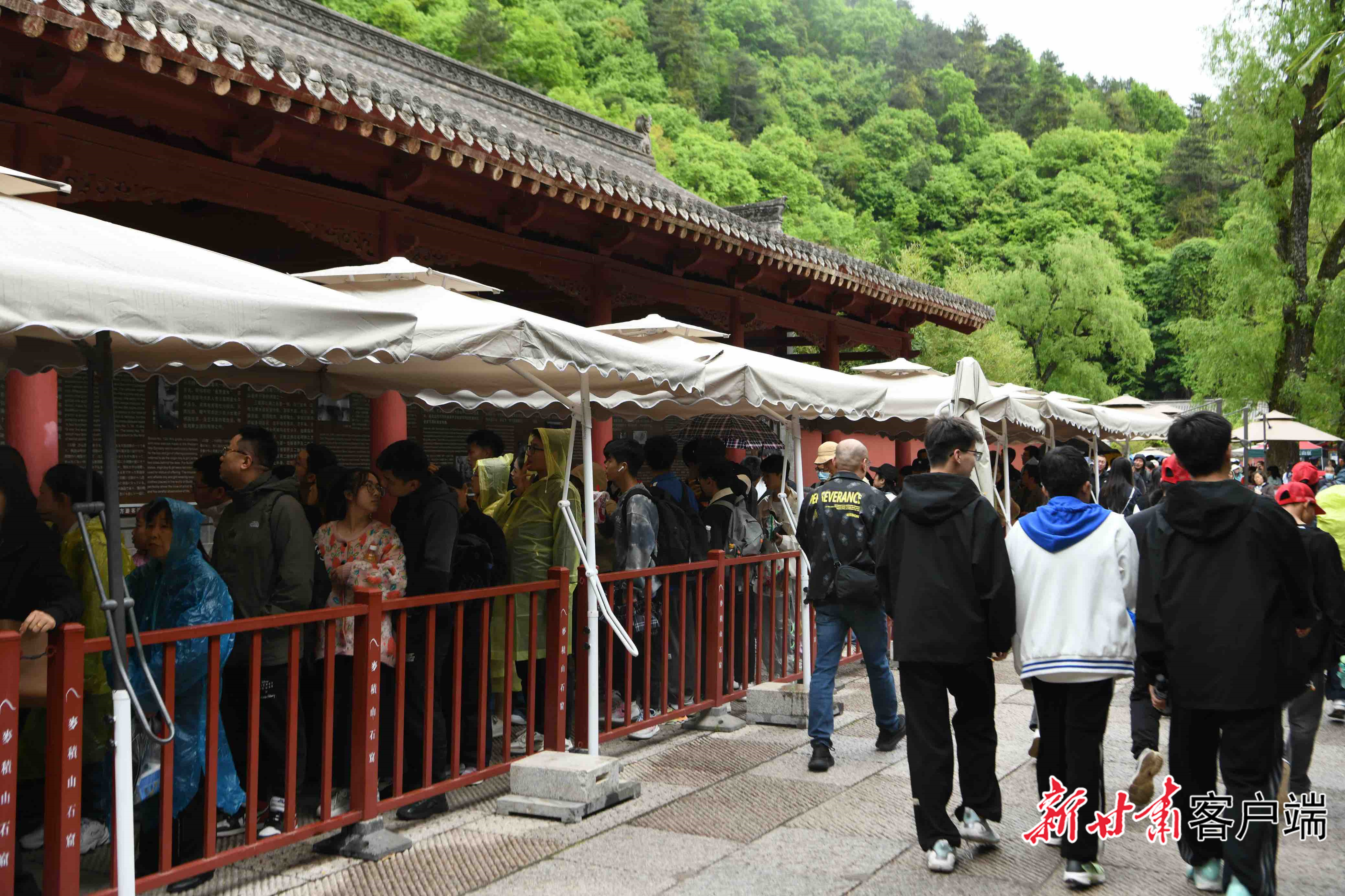 麦积山景区在雨天为游客“撑伞”