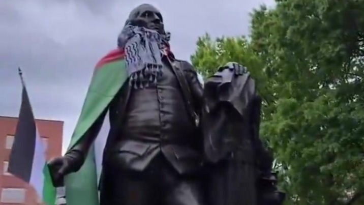 美国“国父”华盛顿铜像被披上巴勒斯坦国旗，抗议者高喊：解放巴勒斯坦