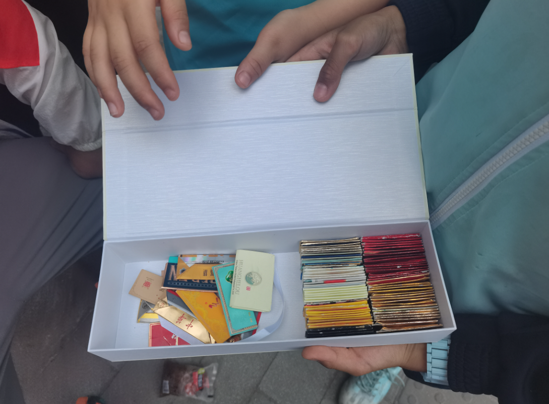 兴庆路一小学学生展示自己的“烟卡”