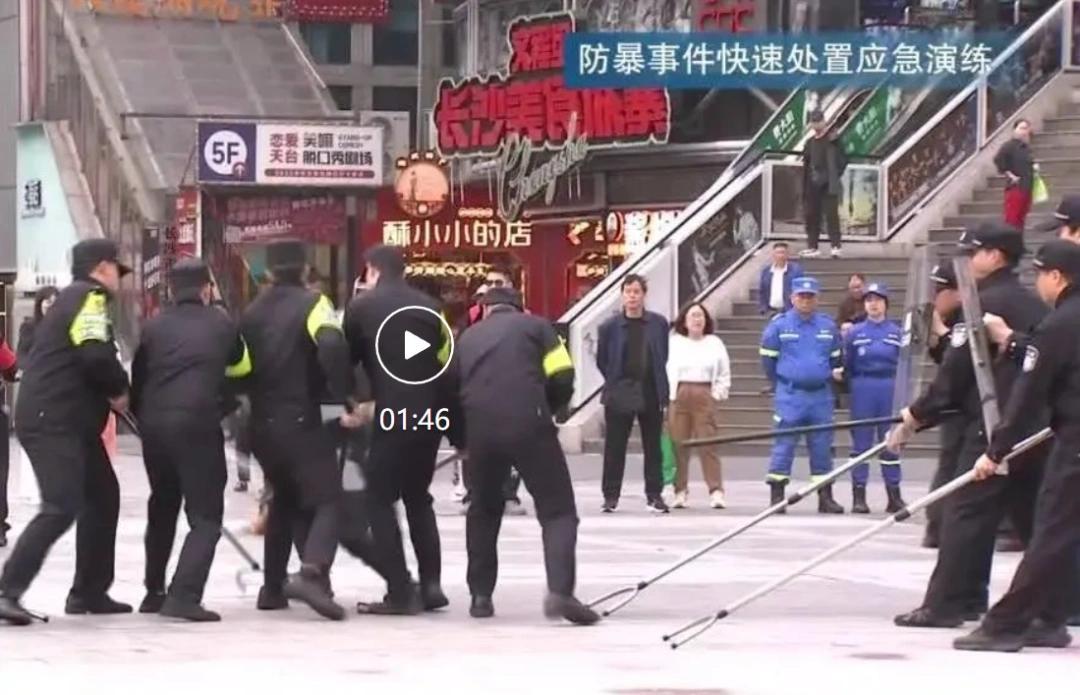 △五一商圈开展快速处置应急演练。图/视频截图。