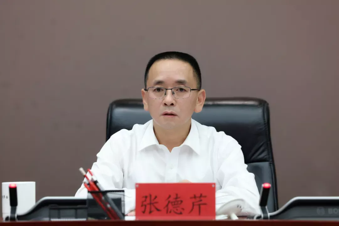 茅台换帅官宣 张德芹4月27日已以新身份出席会议、调研车间