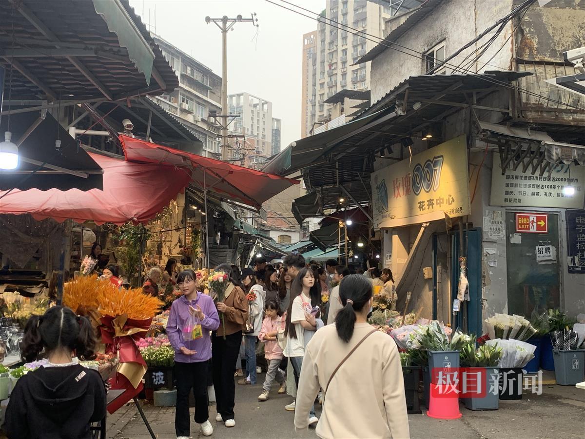 鲜花市场里人头攒动