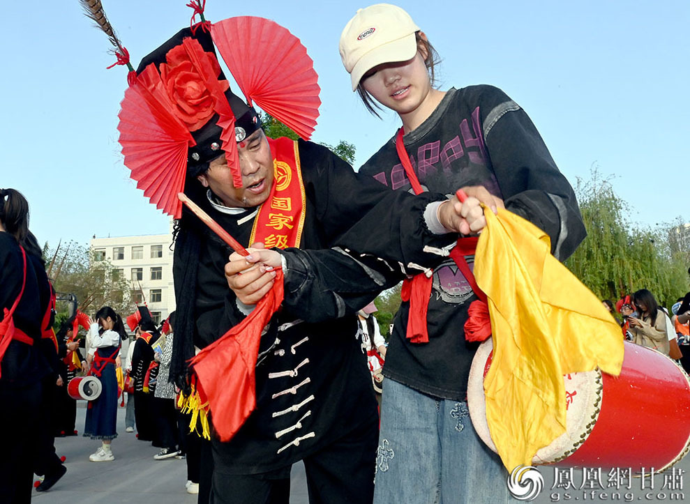 大学生现场学习凉州攻鼓子