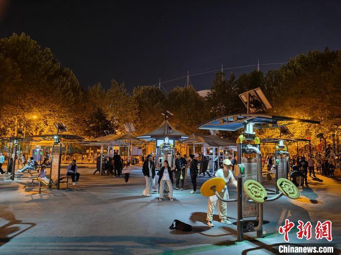在枣庄滕州市的无人值守健身场，民众正在健身。滕州市委宣传部供图