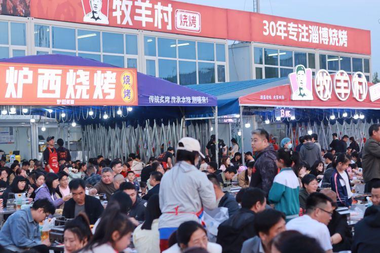 现场邀请了哈尔滨烧烤、锦州烧烤、徐州烧烤等地区特色烧烤来此“同台竞技”，集体联动。