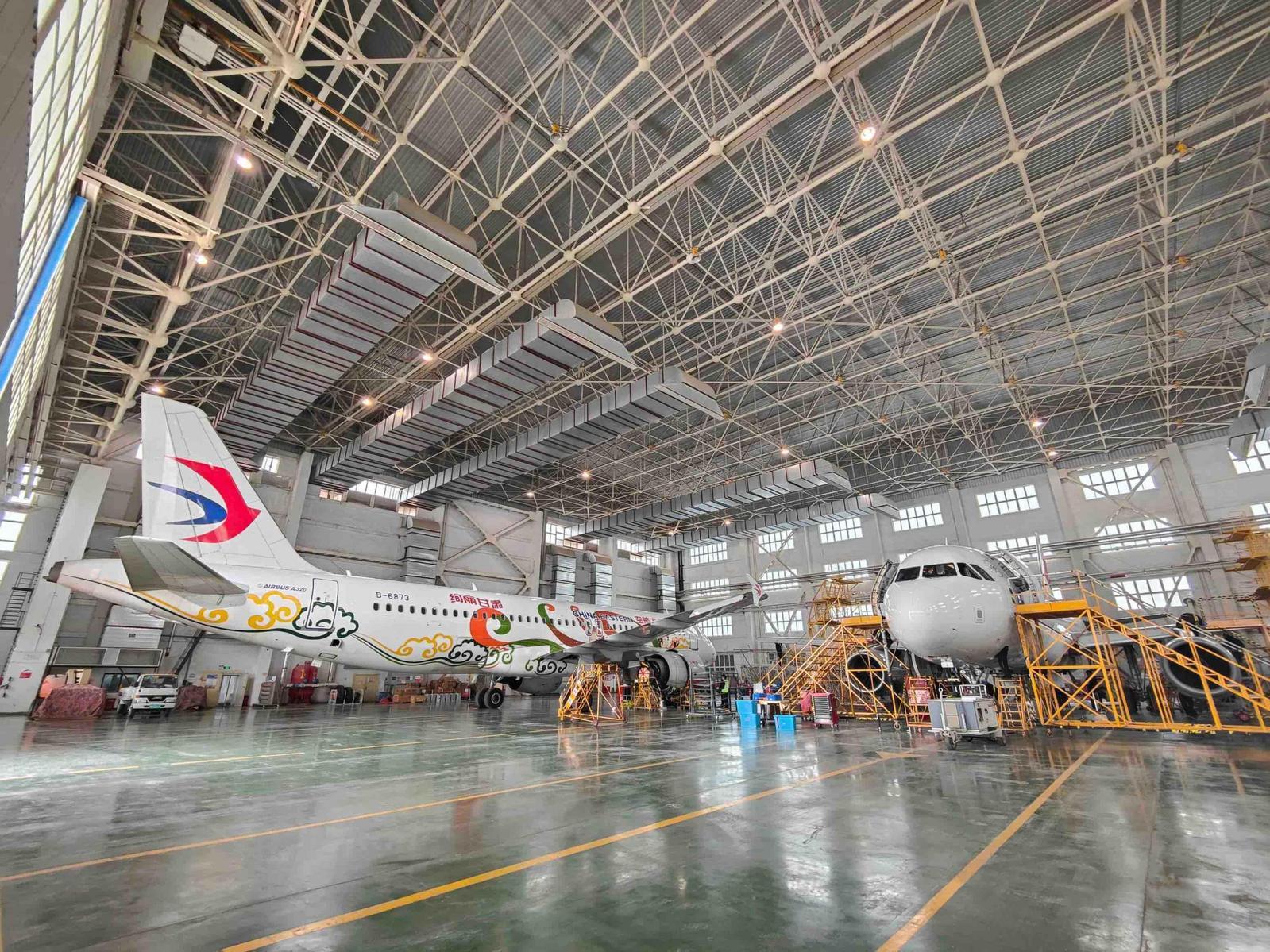 机库内东航技术甘肃分公司机库内,停放着两架飞机